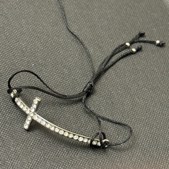 Cross pull string bracelet - Picture 2 of 3